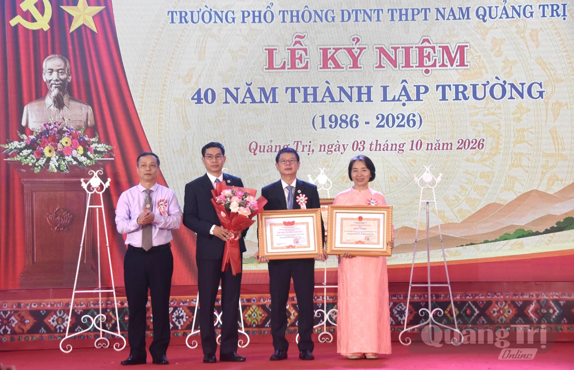 Đồng chí Nguyễn Trần Huy, Phó Chủ tịch HĐND tỉnh trao bằng khen của Chủ tịch UBND tỉnh cho tập thể nhà trường - Ảnh: Đ.V