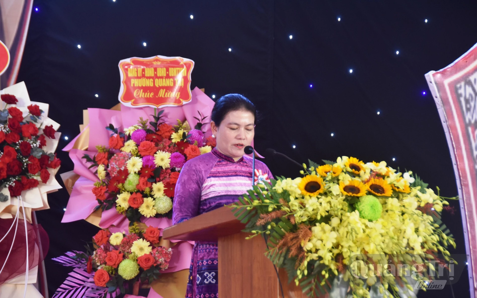 Đồng chí Ly Kiều Vân, Trưởng Ban Nội chính Tỉnh ủy thay mặt các thế hệ cựu học sinh nhà trường phát biểu cảm tưởng - Ảnh: Đ.V