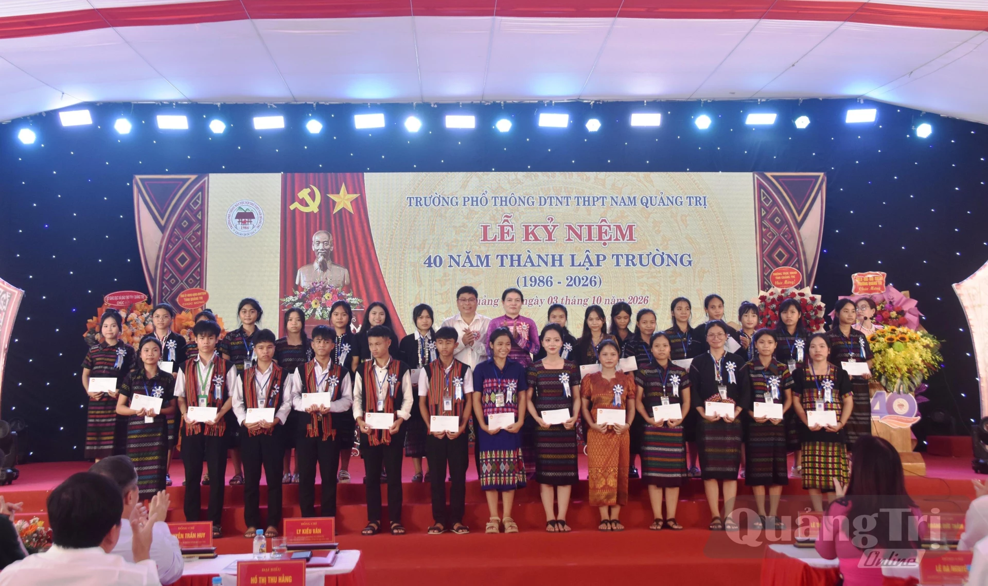 Trao học bổng cho các em học sinh vượt khó học giỏi của nhà trường - Ảnh: Đ.V