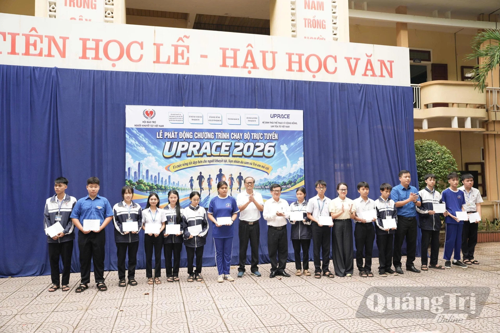 Trao học bổng cho học sinh có hoàn cảnh khó khăn - Ảnh: Đ.V