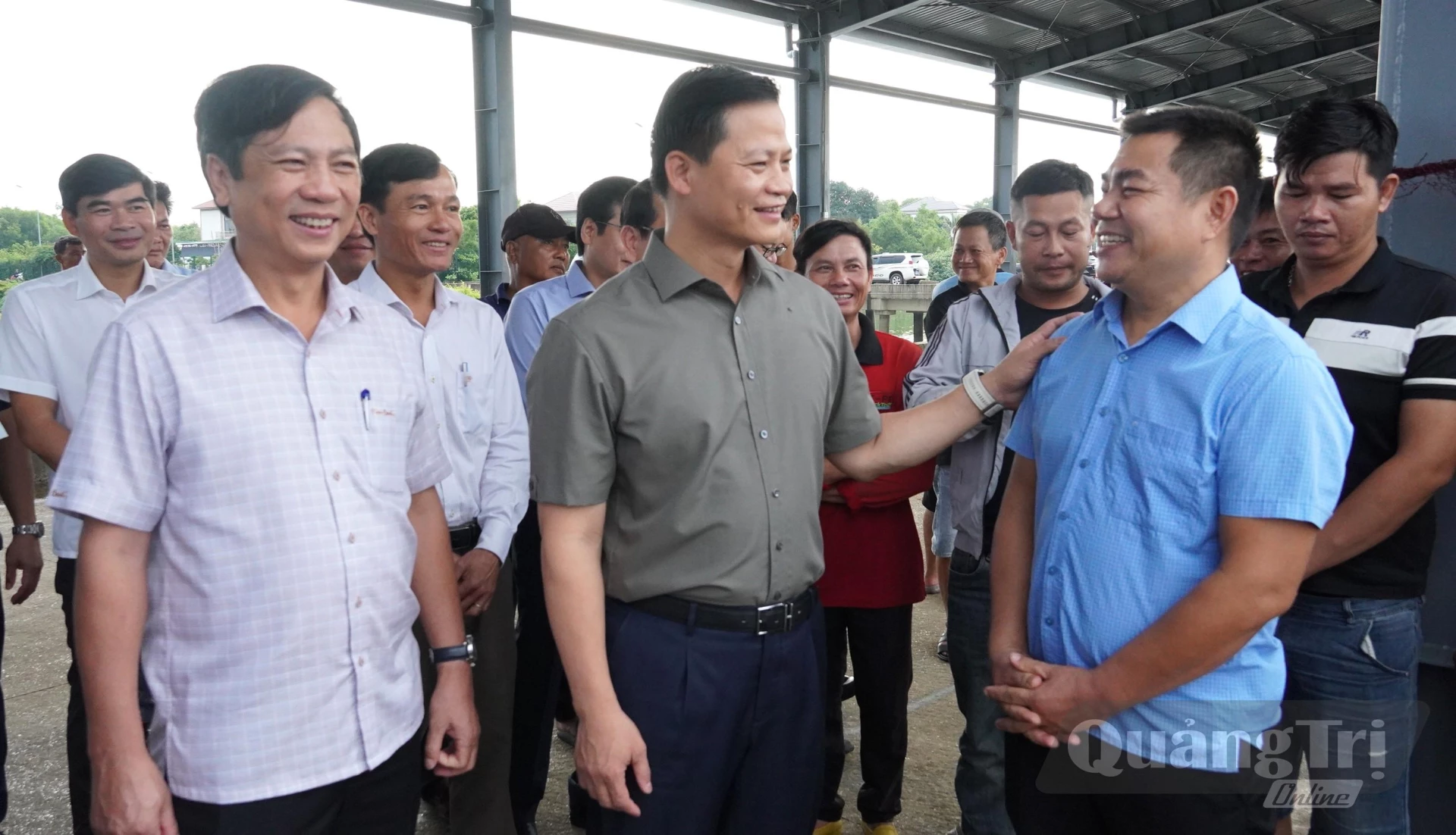 Đồng chí Vương Quốc Tuấn, Bí thư Tỉnh ủy thăm hỏi, động viên ngư dân - Ảnh: Q.V