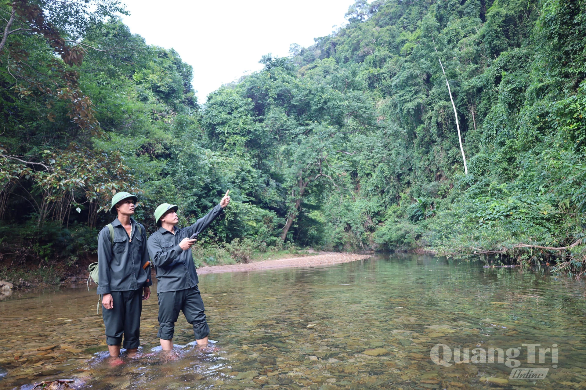 Cán bộ, nhân viên Trạm bảo vệ rừng Ba Rền thuộc Ban Quản lý rừng phòng hộ Nhật Lệ tuần tra rừng - Ảnh: V.M