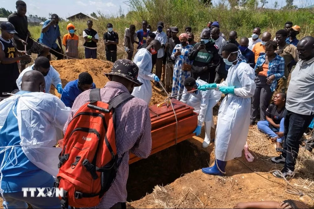 Nhân viên y tế chôn cất thi thể bệnh nhân Ebola tại tỉnh Ituri, Cộng hòa Dân chủ Congo. (Ảnh: THX/TTXVN phát)