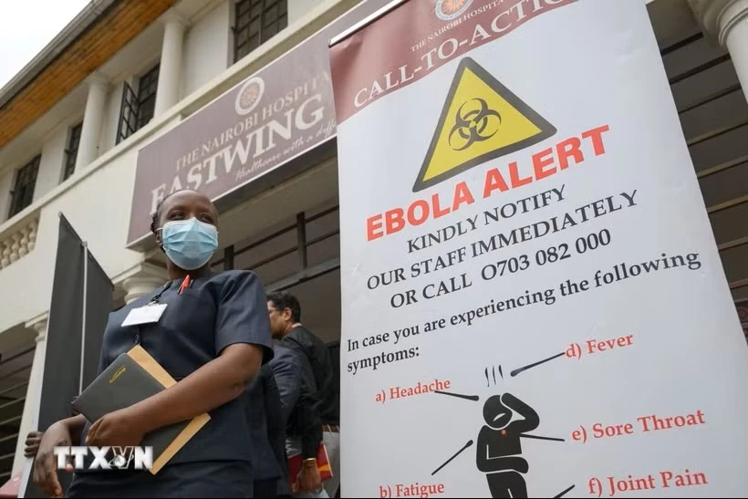 Bảng thông tin cảnh báo dịch Ebola tại bệnh viện Nairobi ở thủ đô Nairobi, Kenya. (Ảnh: THX/TTXVN phát)