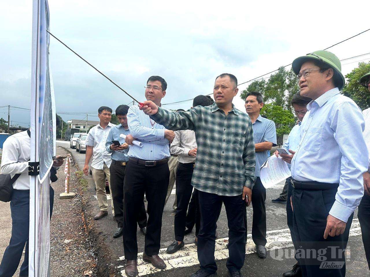 PCT UBND tỉnh Phan Phong Phú nghe nhà thầu báo cáo tiến độ dự án. Ảnh: V.A