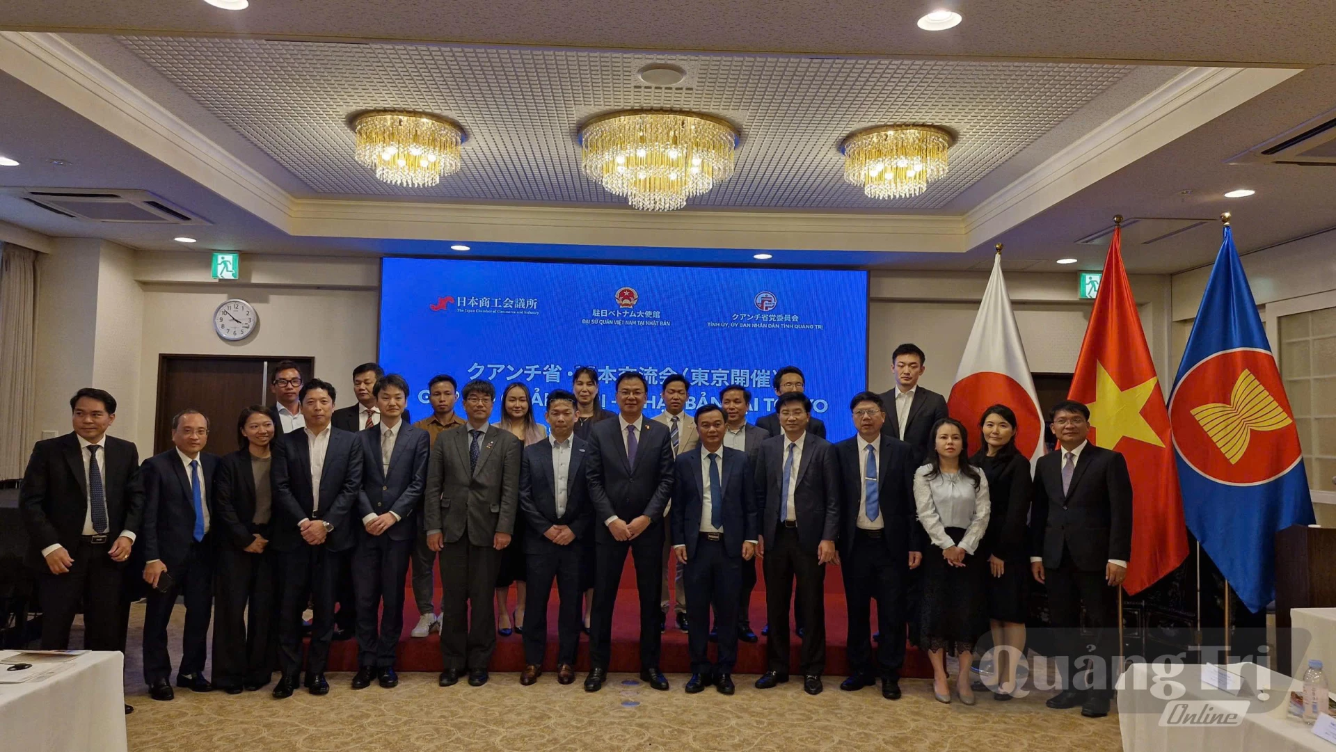 Các đại biểu chụp ảnh lưu niệm