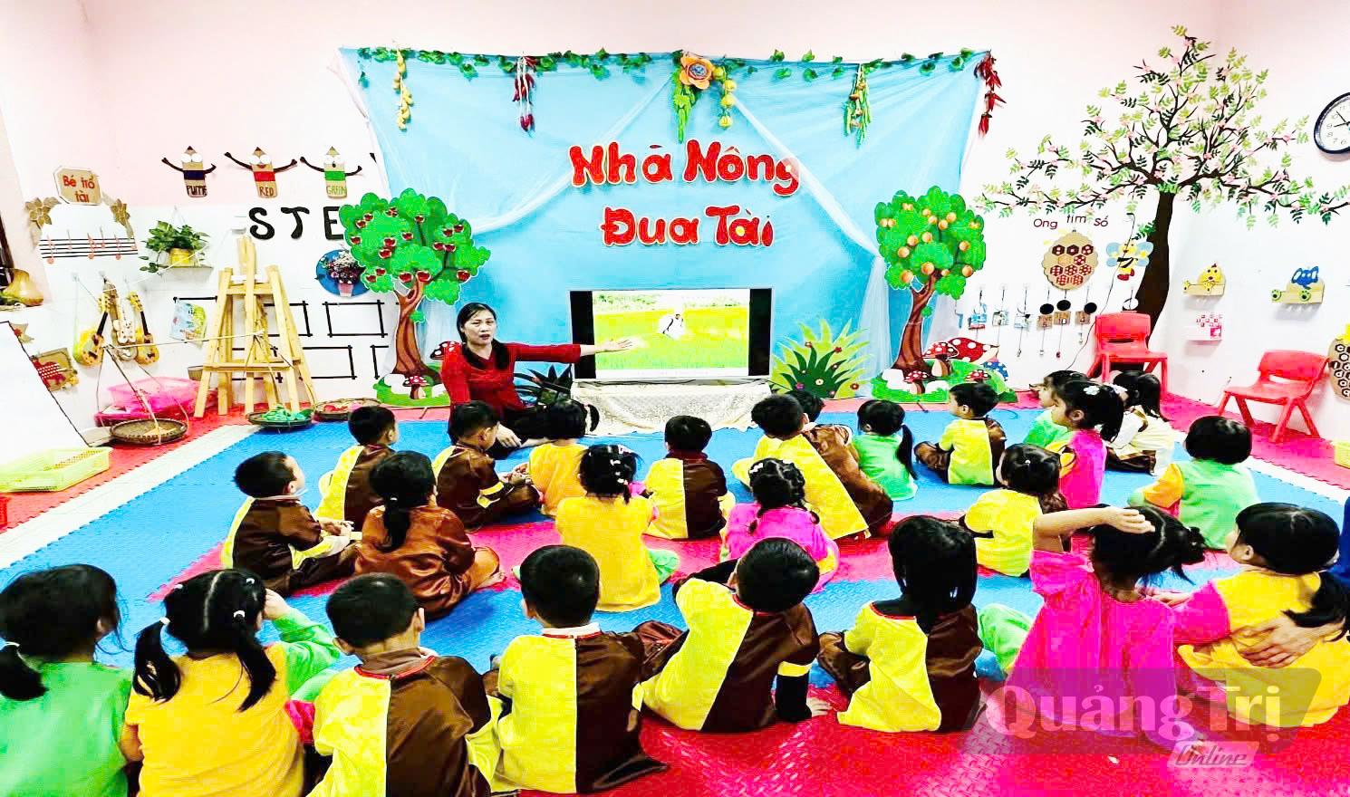 Ứng dụng công nghệ số tại các cơ sở giáo dục mầm non góp phần nâng cao chất lượng chăm sóc, giáo dục trẻ - Ảnh: L.M