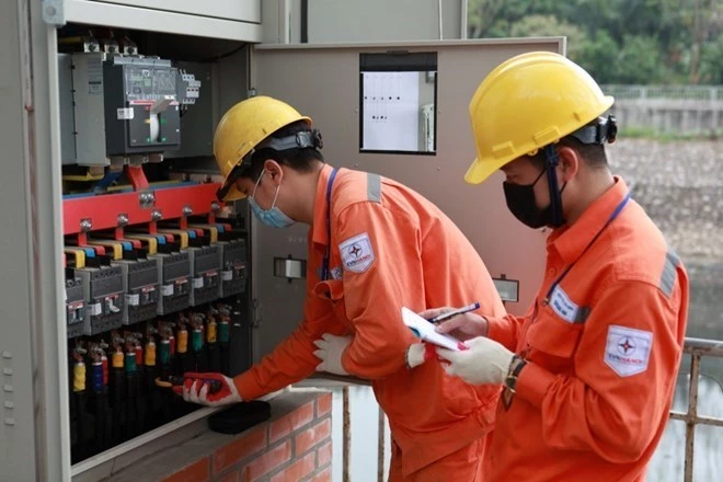 EVN khẩn trương rà soát, tính toán, tiết kiệm tối đa chi phí để có phương án giảm giá bán lẻ điện bình quân nhằm hỗ trợ, bảo đảm an sinh xã hội cho người dân, doanh nghiệp.