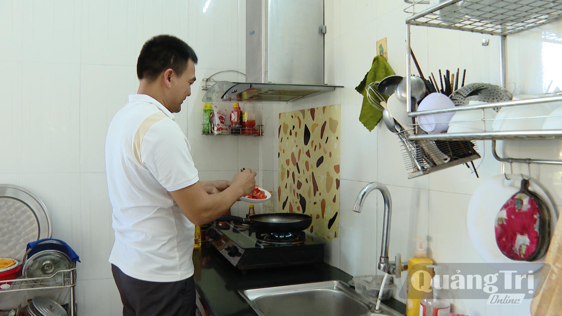 Nam giới cần chia sẻ trách nhiệm gia đình và tôn trọng người bạn đời - Ảnh: L.T