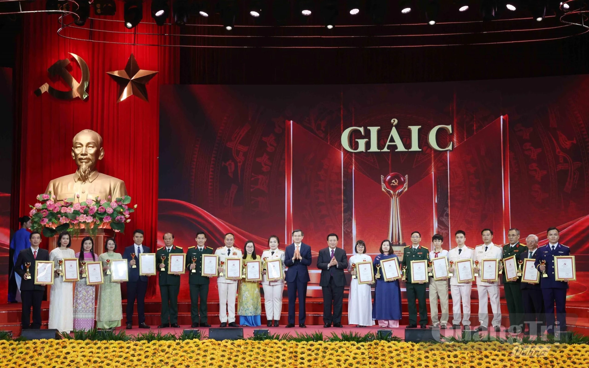Giám đốc Học viện Chính trị Quốc gia Hồ Chí Minh Đoàn Minh Huấn và Chủ tịch Hội đồng Lý luận Trung ương Nguyễn Xuân Thắng trao giải C cho các tác giả, nhóm tác giả