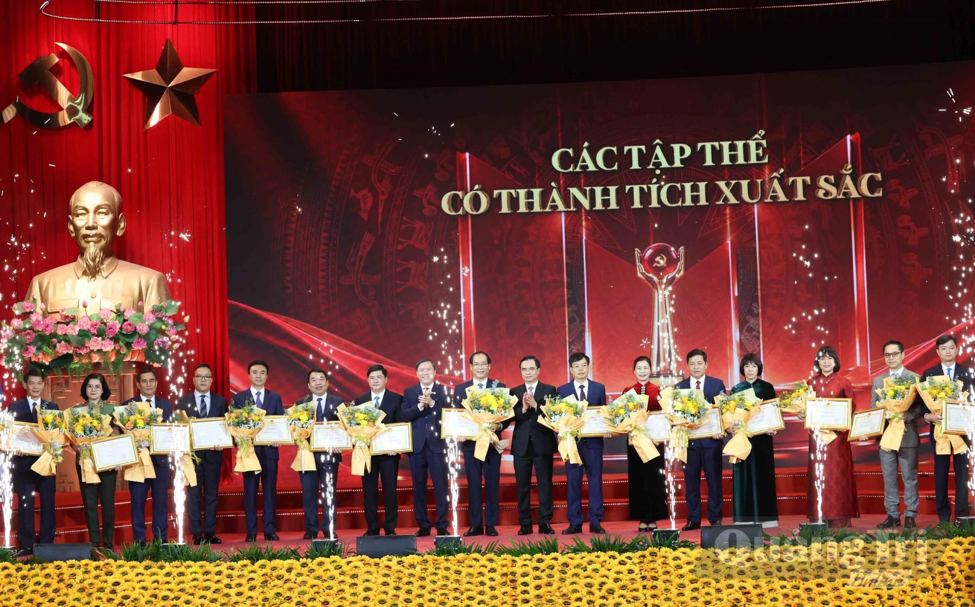 Ban Chỉ đạo cuộc thi trao tặng Bằng khen cho 16 tập thể có thành tích xuất sắc. Ảnh: Khánh Huy 