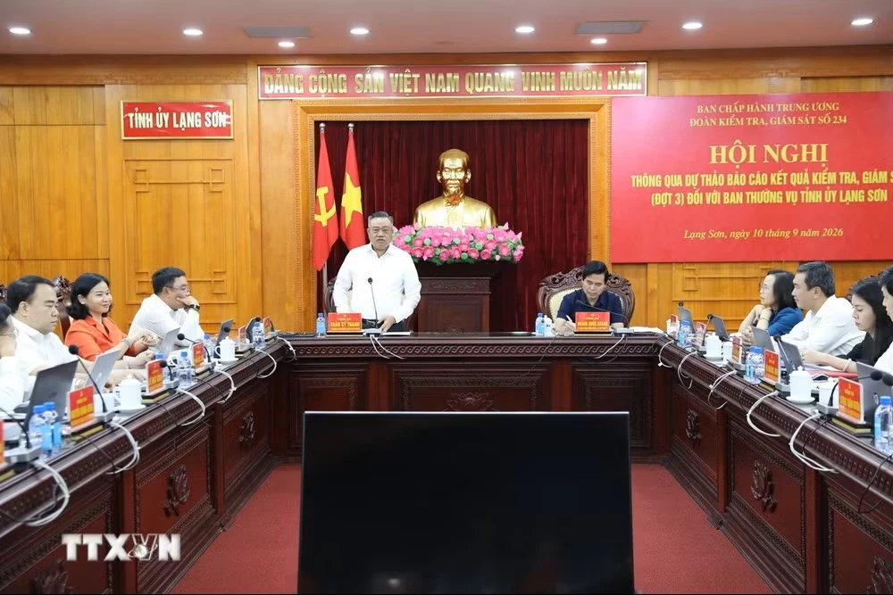Ủy viên Bộ Chính trị, Bí thư Trung ương Đảng, Chủ nhiệm Ủy ban Kiểm tra Trung ương Trần Sỹ Thanh lưu ý Ban Thường vụ Tỉnh ủy Lạng Sơn cần chú trọng công tác đào tạo, sắp xếp, bố trí cán bộ đáp ứng yêu cầu nhiệm vụ giai đoạn mới. (Ảnh: Văn Đạt/ TTXVN)