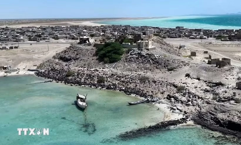 Cảnh tàn phá do xung đột tại khu vực ven biển thuộc huyện Dhubab, tỉnh Taiz, Yemen. (Ảnh: THX/TTXVN phát)