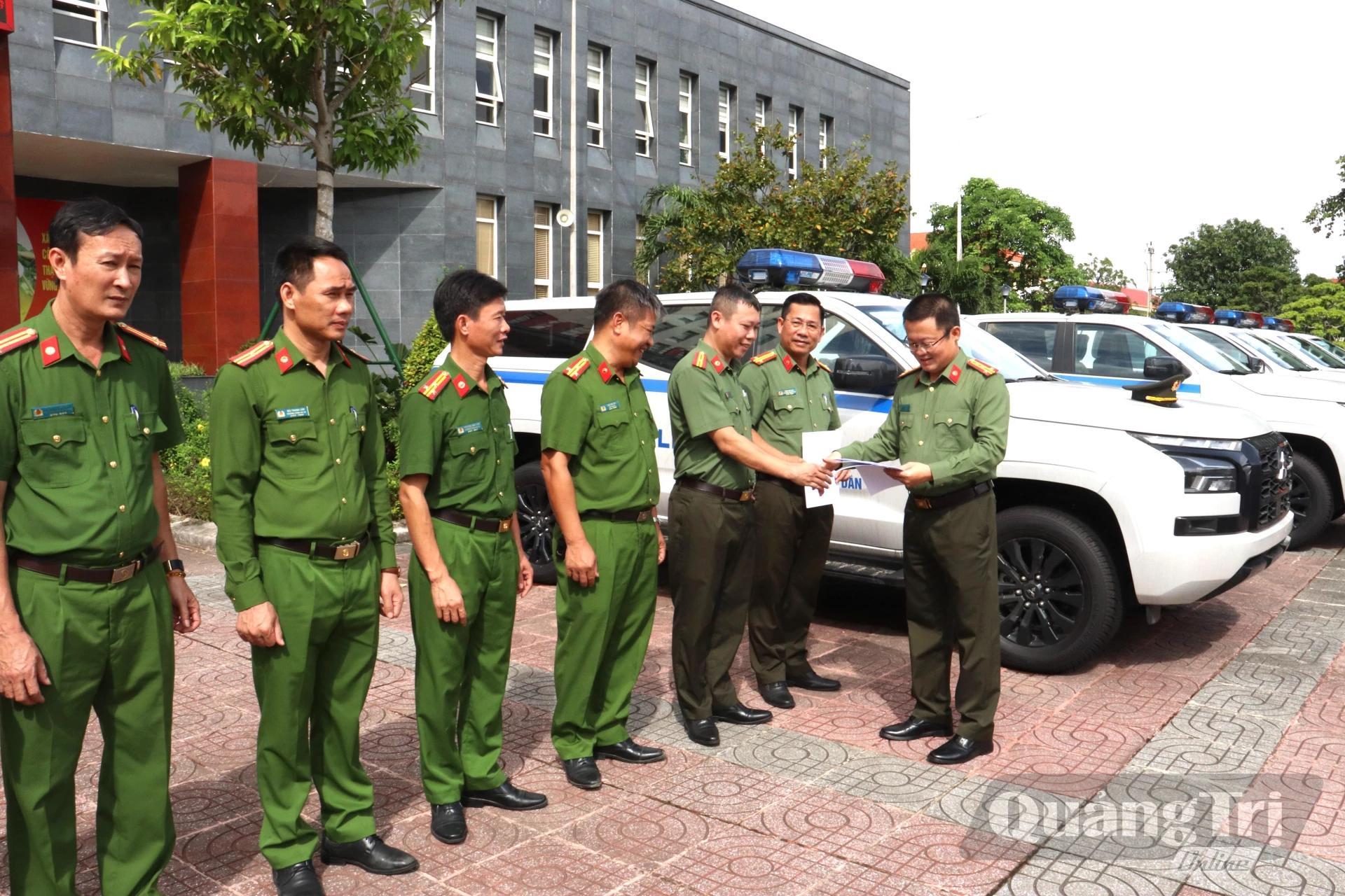 Bàn giao 31 phương tiện cho lực lượng Công an cấp xã - Ảnh: LT