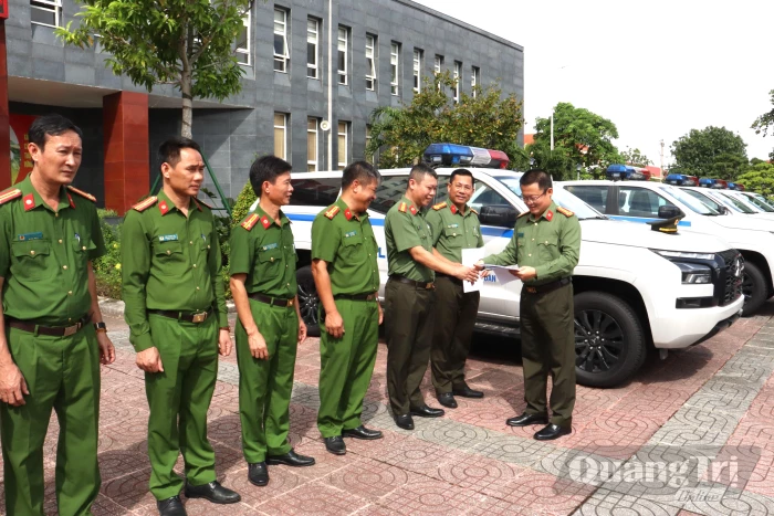 Bàn giao xe trang cấp cho lực lượng Công an cơ sở