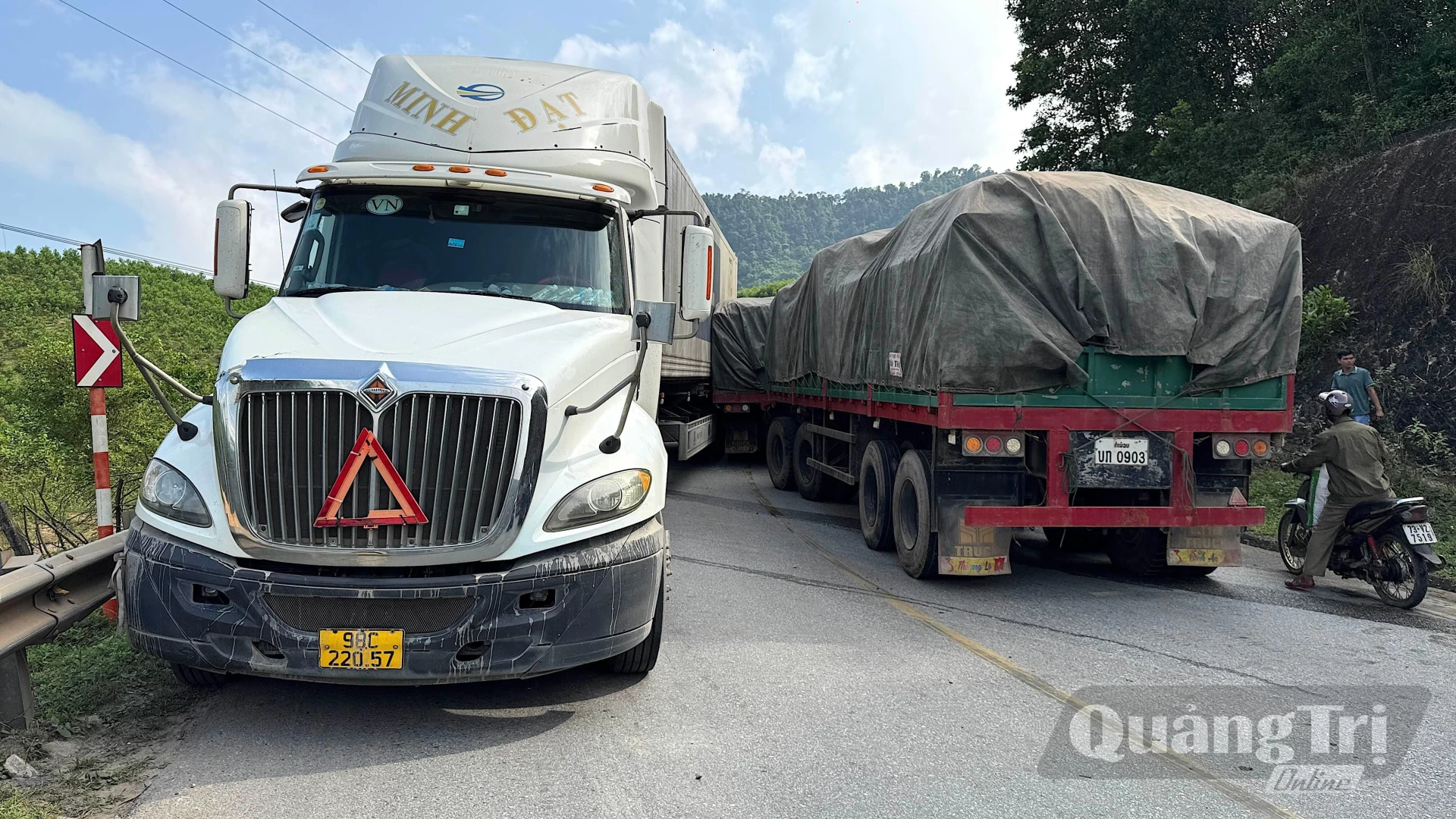 Xe container mang biển kiểm soát 98C-220.57 mắc kẹt cùng xe sơ mi rơ moóc trên tuyến Quốc lộ 12 - Ảnh: Quang Ngọc.