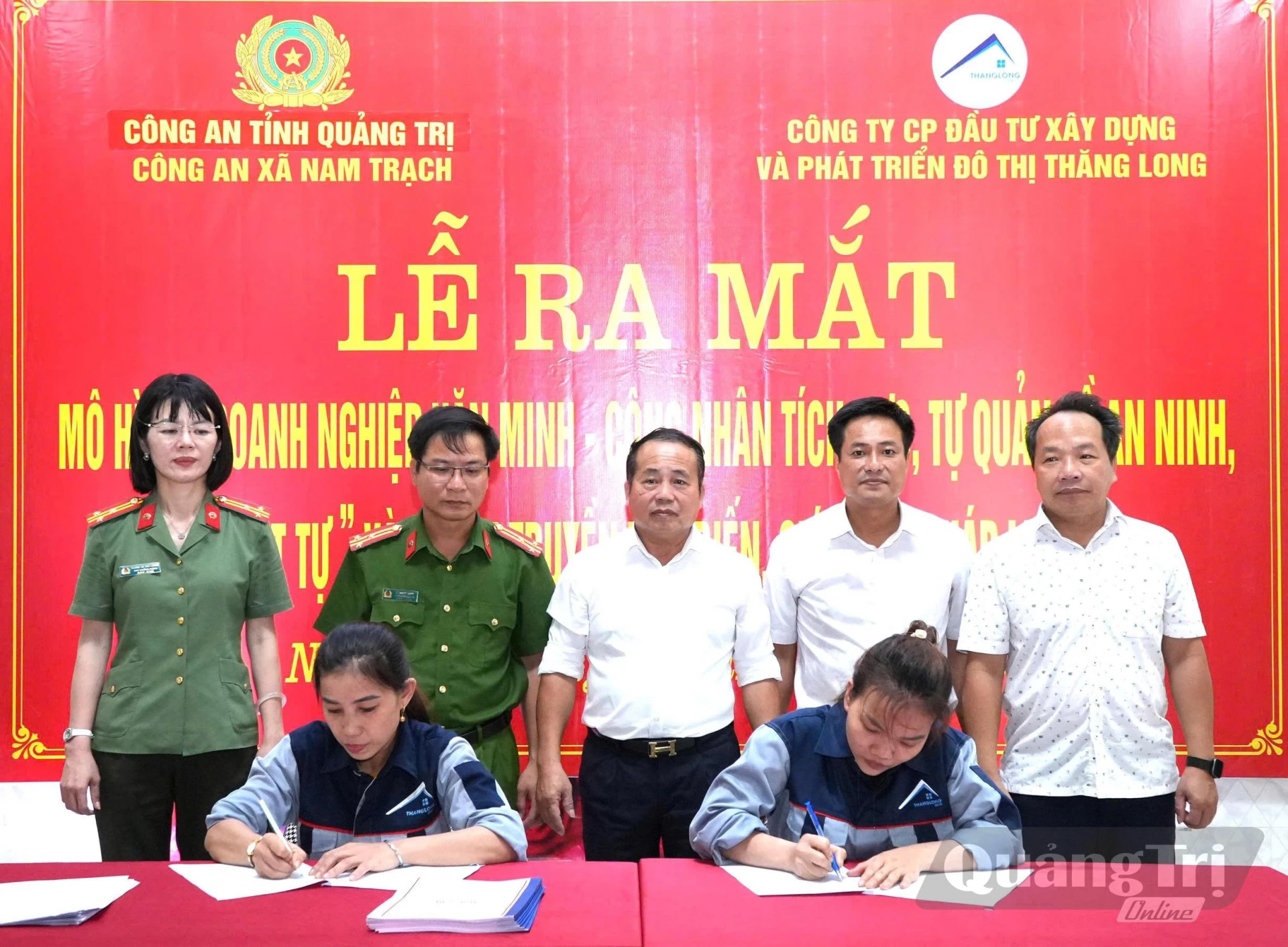Các tổ sản xuất trực thuộc Chi nhánh miền Trung-Công ty Thăng Long ký cam kết tự quản an ninh, trật tự - Ảnh: X.H



