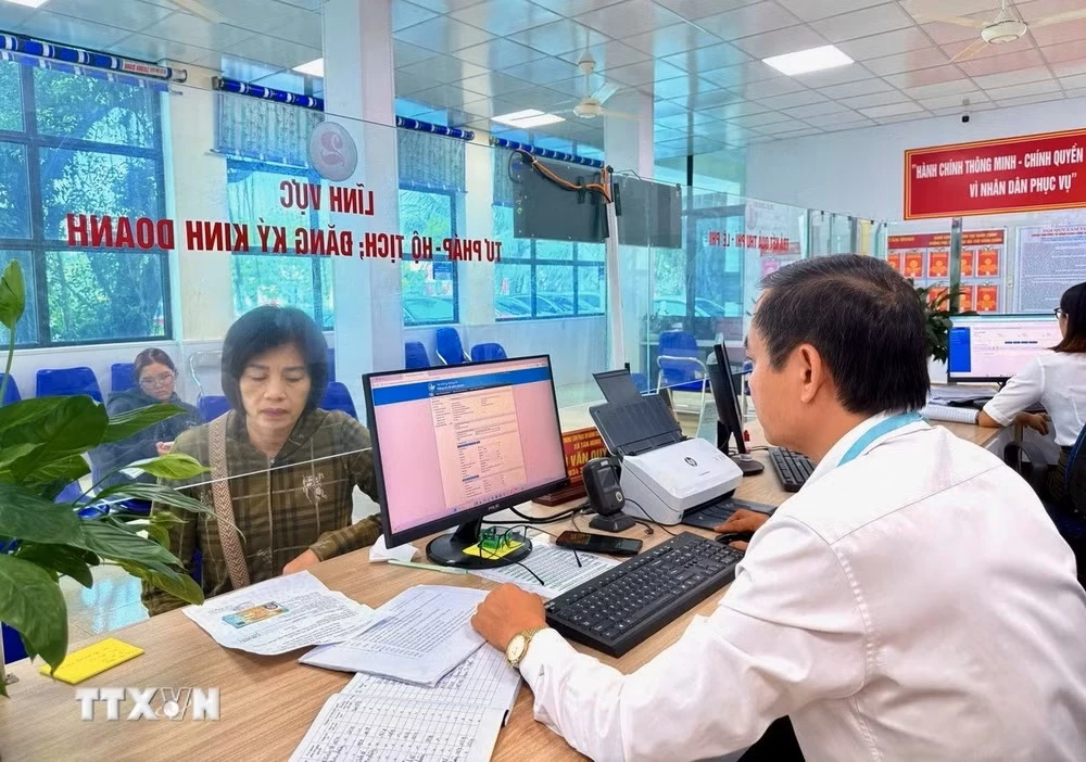Giải quyết thủ tục hành chính cho người dân. (Ảnh: Minh Huệ/TTXVN)