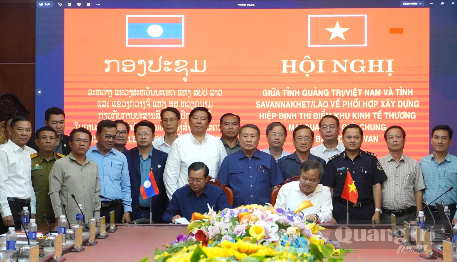 Đại diện hai tỉnh ký kết biên bản ghi nhớ tại buổi làm việc - Ảnh: MT
