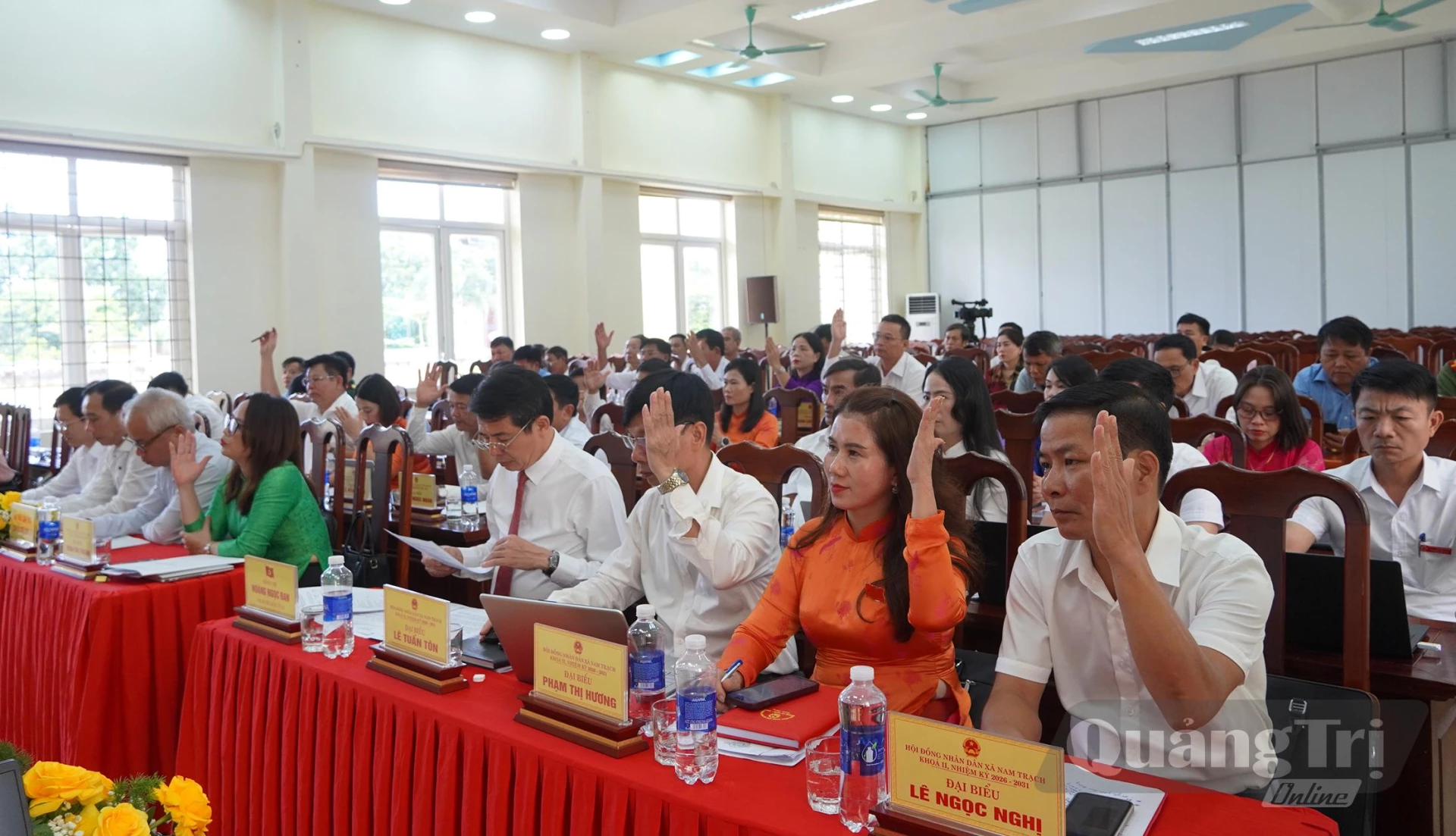 Các đại biểu biểu quyết thông qua các nghị quyết quan trọng- Ảnh: L.M