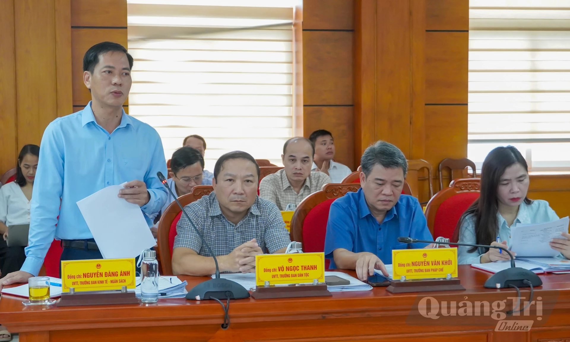 Các đại biểu báo cáo tại phiên họp - Ảnh: N.H