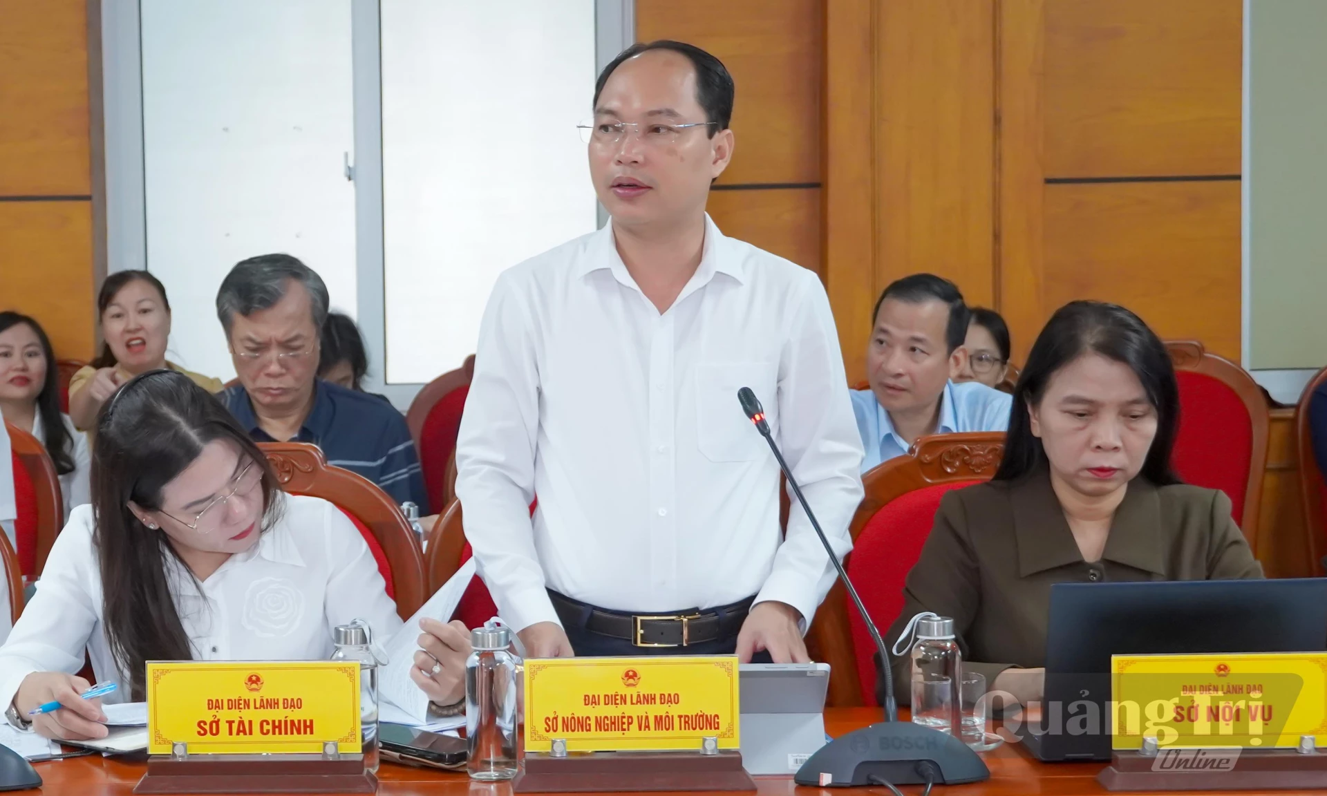 Các đại biểu báo cáo tại phiên họp - Ảnh: N.H