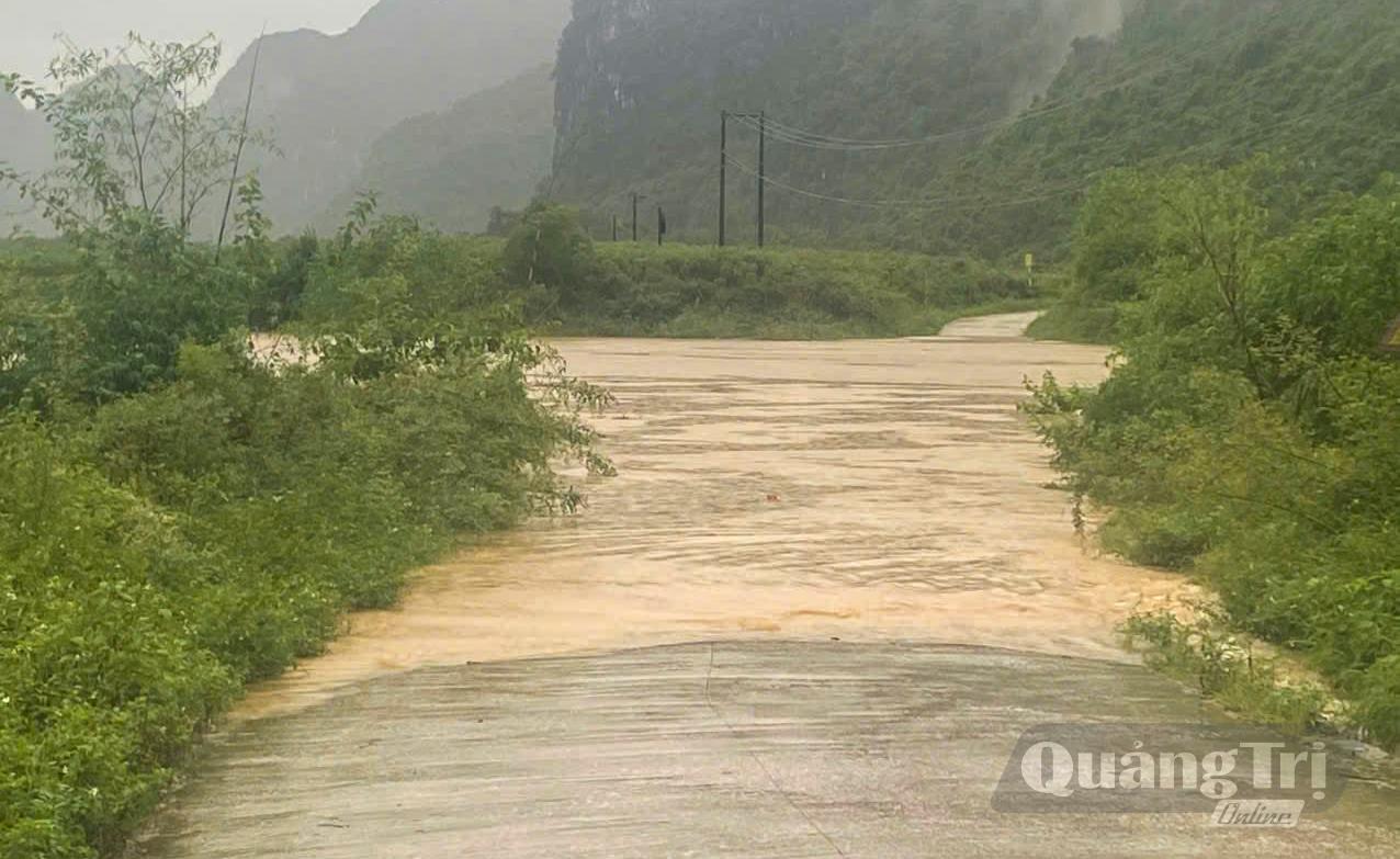 Do ảnh hưởng của mưa lớn, nhiều ngầm tràn bị ngậm sâu - Ảnh: P.N