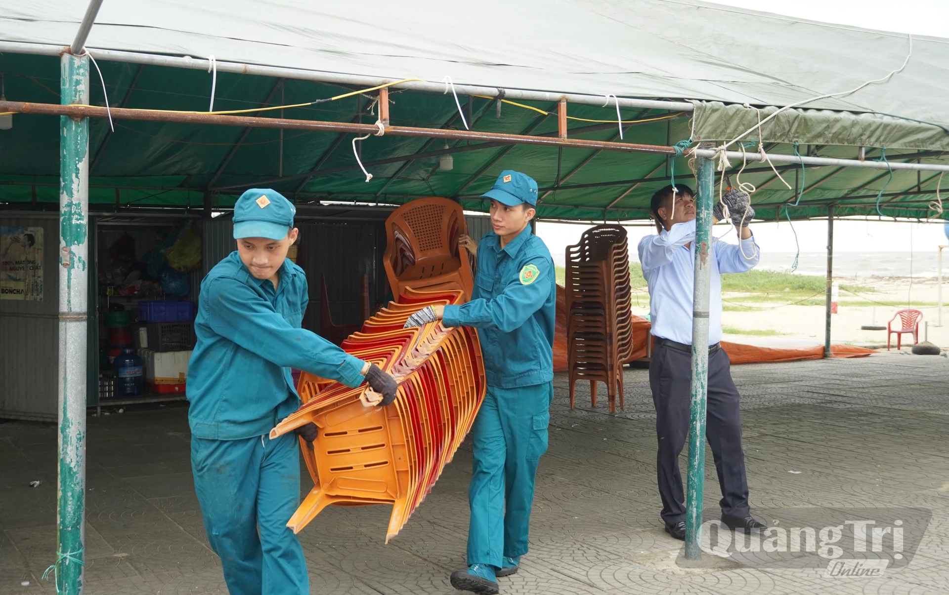 Các lực lượng hỗ trợ tháo dỡ và di dời tài sản, công trình - Ảnh: H.Tr