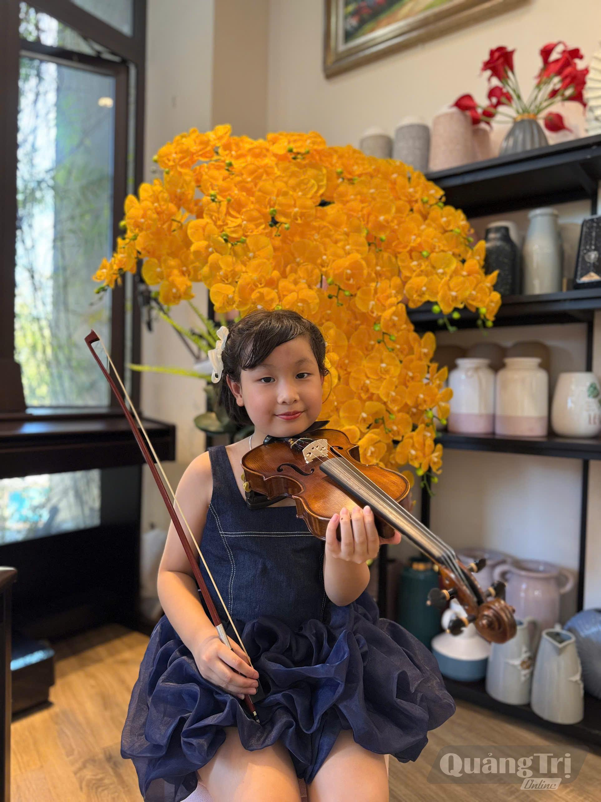 Em Lê Lê Hoàng Nguyên với cây đàn violin mà em yêu thích - Ảnh: T.H