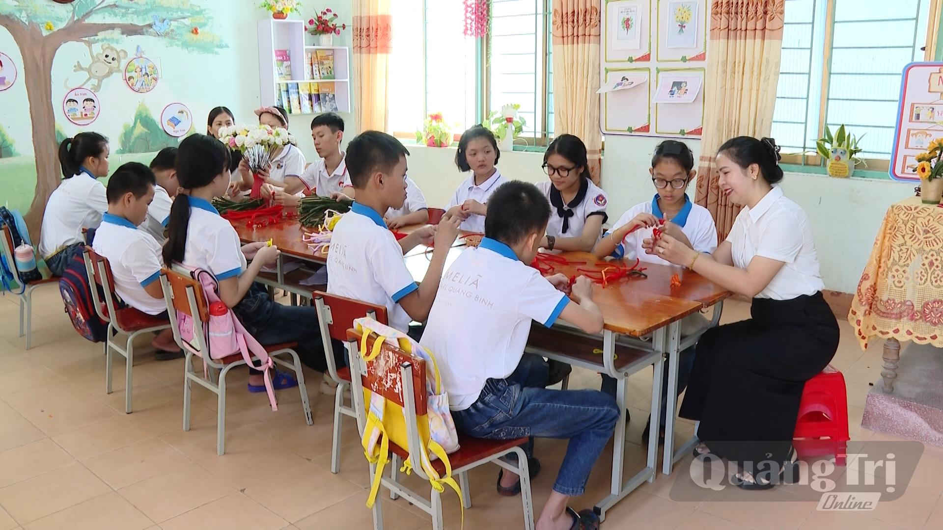 Một buổi học nghề tại Trường GDCD Đồng Hới. Ảnh NTr