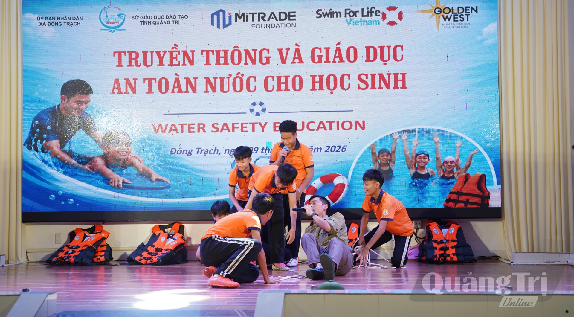 Học sinh tham gia thực hành tình huống mô phỏng, tìm hiểu kỹ năng an toàn trong môi trường nước - Ảnh: K.H
