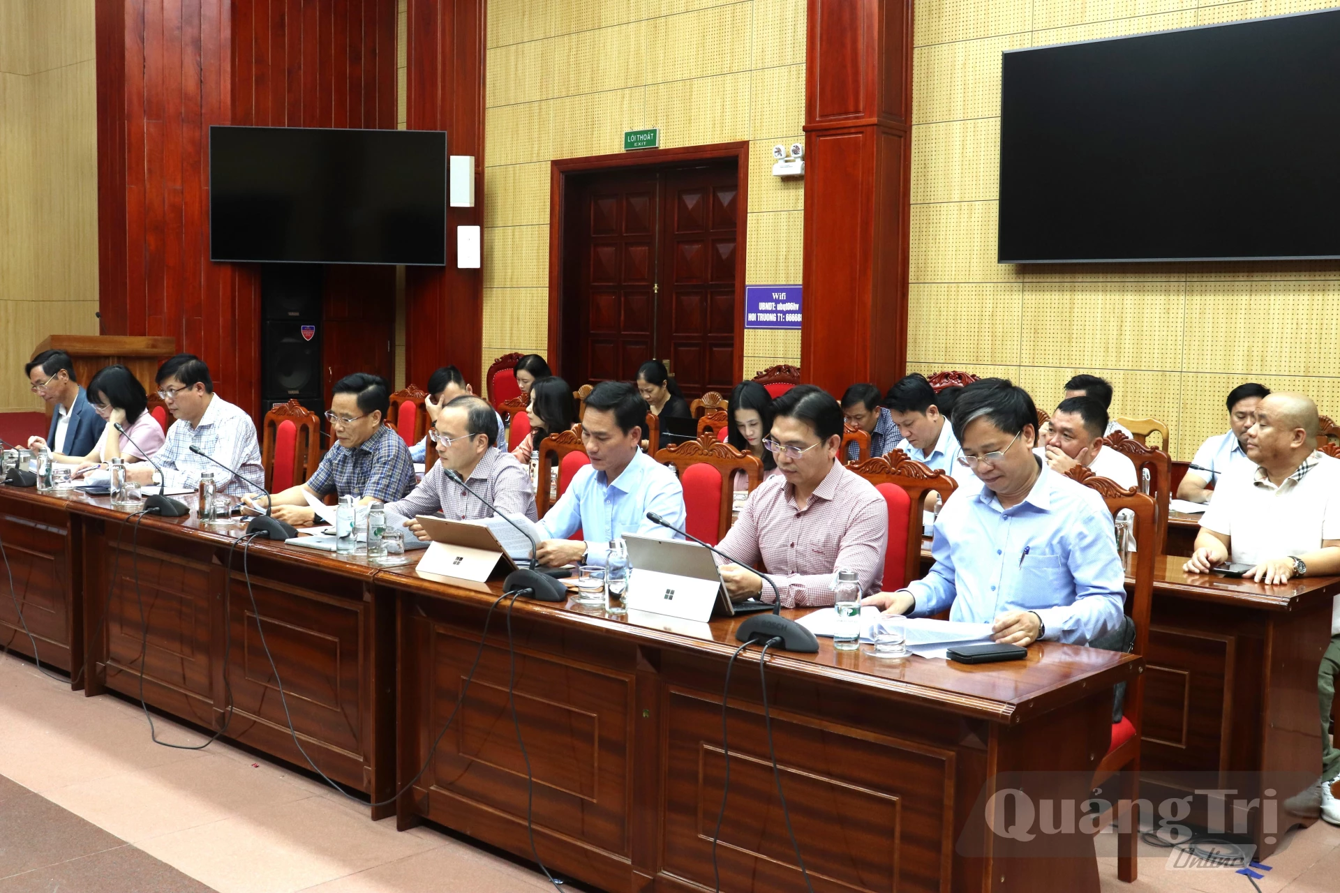 Các đại biểu tham gia cuộc họp - Ảnh: LT