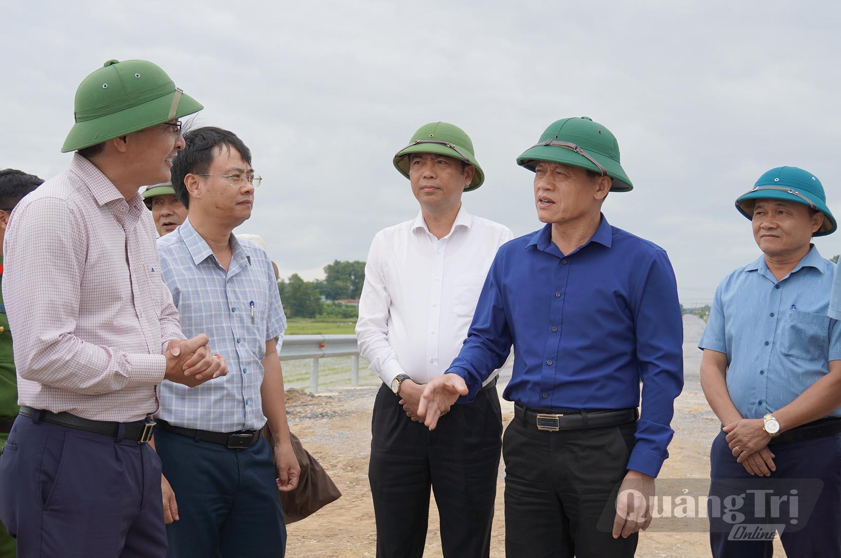 Đồng chí Phó Chủ tịch UBND tỉnh Lê Văn Bảo yêu cầu chủ đầu tư và xã Quảng Trạch giải phóng mặt bằng dứt điểm trong tháng 10/2026 - Ảnh: C.H
