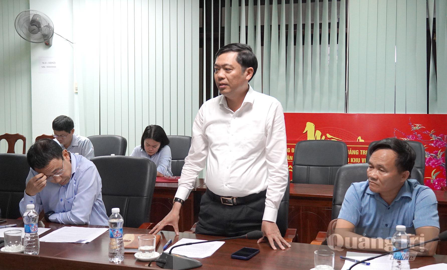 Lãnh đạo địa phương báo cáo tình hình triển khai dự án - Ảnh: C.H