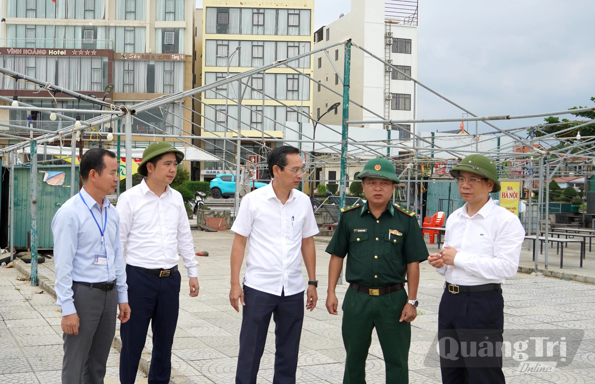 Đồng chí Phan Mạnh Hùng, Bí thư Đảng ủy phường Đồng Hới kiểm tra, động viên các lực lượng làm nhiệm vụ và biểu dương tinh thần tự giác chấp hành của các hộ kinh doanh - Ảnh: H.Tr