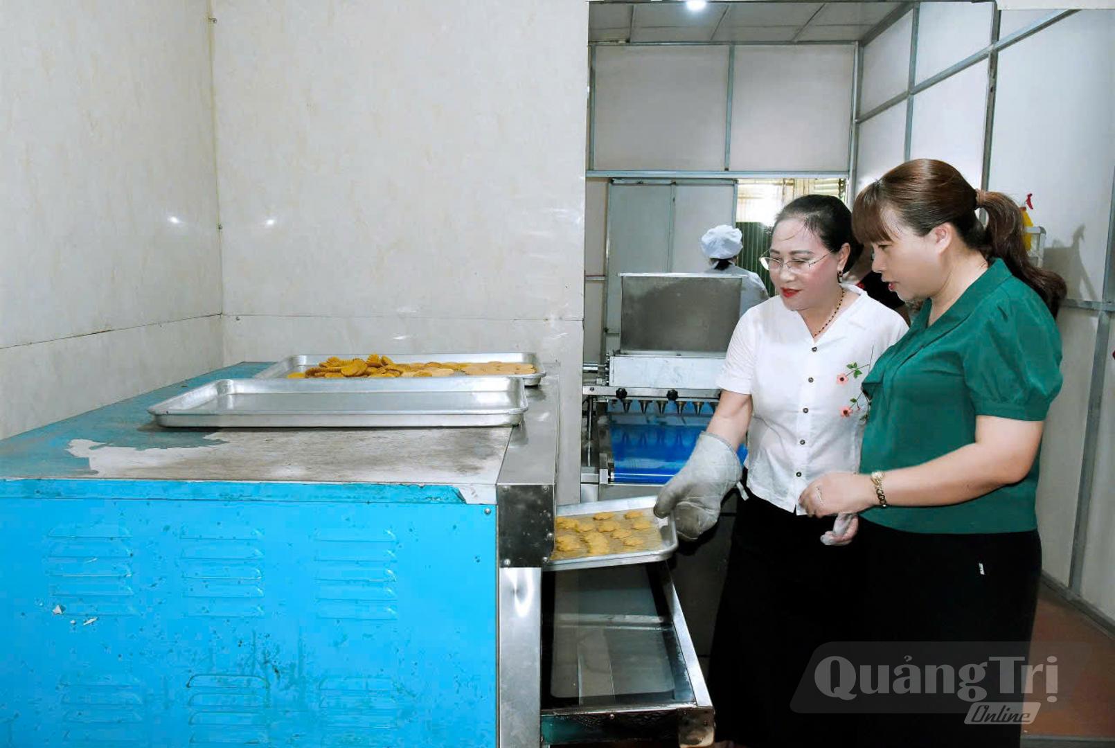 Chị Nguyễn Thị Anh Đào mạnh dạn đầu tư máy móc để sản xuất chế biến sâu các nông sản địa phương-Ảnh: L.T