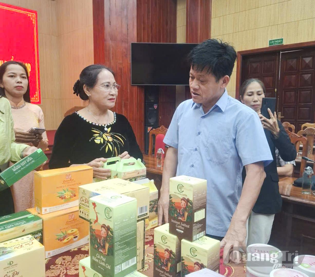 Lãnh đạo tỉnh trao đổi với lãnh đạo Công ty TNHH MTV QT Hùng Dung về việc sản xuất, chế biến các sản phẩm nông sản-Ảnh: L.T