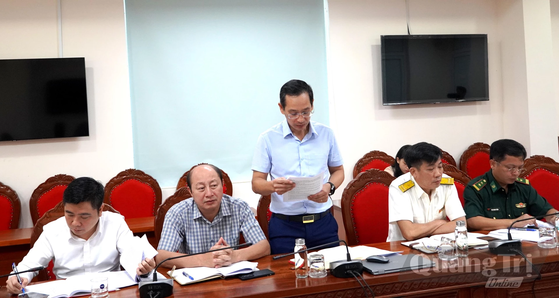 Đại diện lãnh đạo Trung tâm dịch vụ tổng hợp phường báo cáo tình hình thực hiện nhiệm vụ - Ảnh: H.Tr