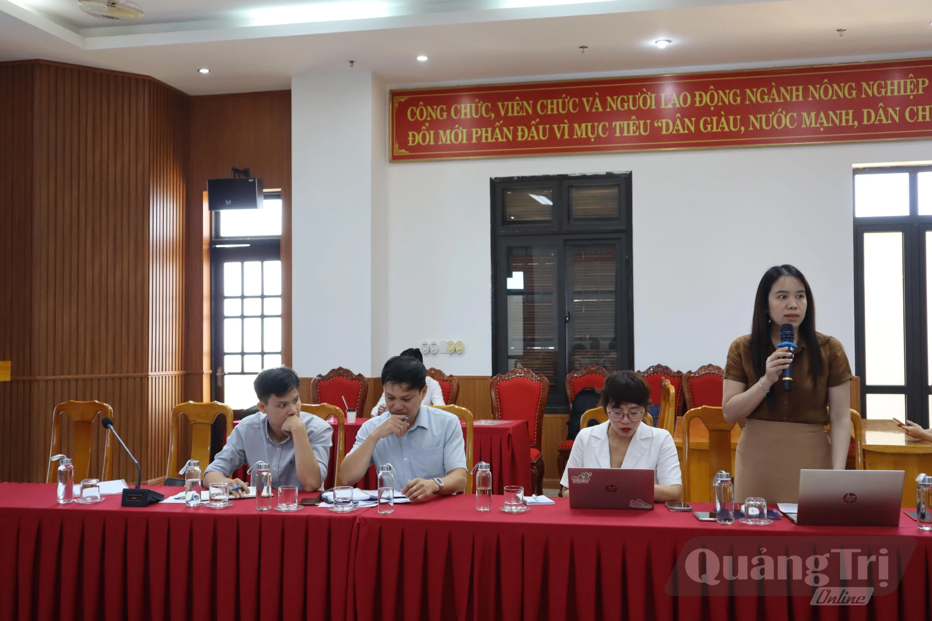Các đại biểu phát biểu thảo luận - Ảnh: H.N