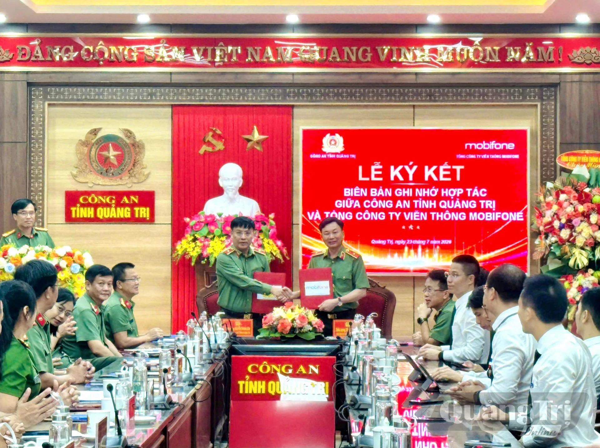 Công an tỉnh Quảng Trị và Tổng Công ty Viễn thông MobiFone ký biên bản hợp tác - Ảnh: K.L