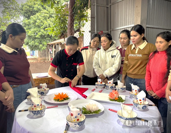 Chuyển đổi sinh kế cho phụ nữ vùng biên