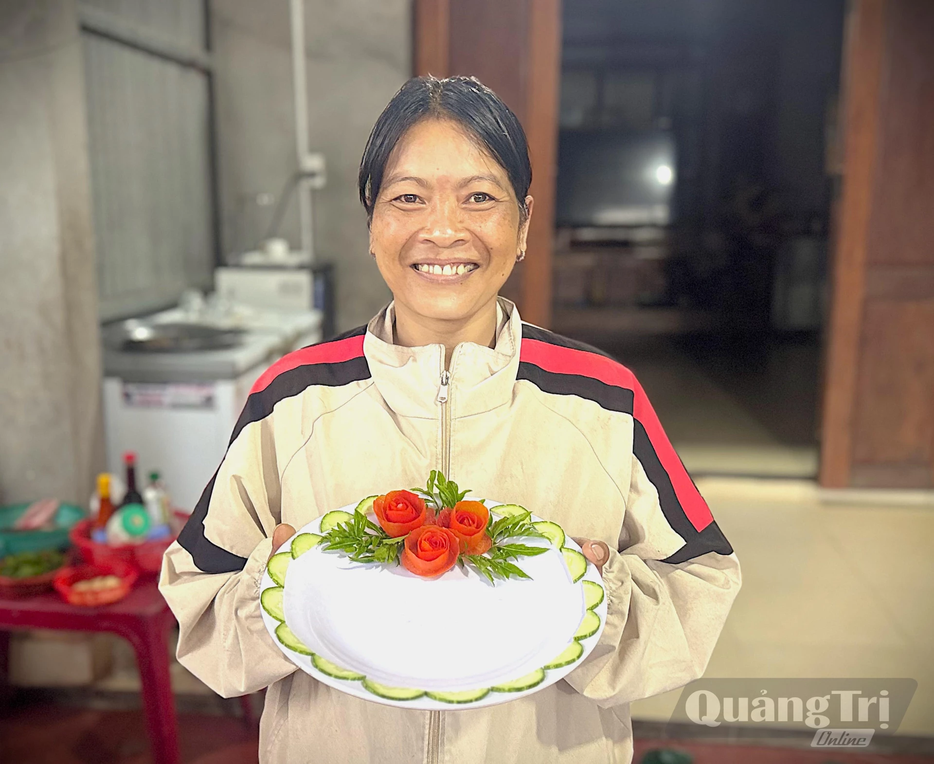 Hồ Thị Tình, thôn A Ngo, xã La Lay vui mừng trước sản phẩm tự tay thực hiện tại lớp học nấu ăn - Ảnh: M.L