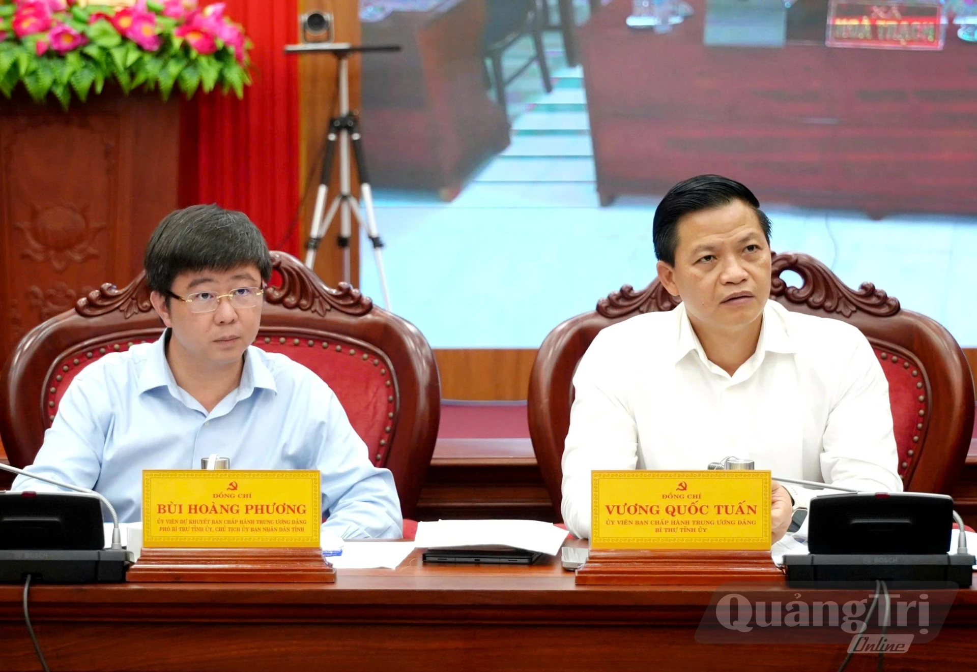 Đồng chí Vương Quốc Tuấn, Bí thư Tỉnh ủy, Trưởng ban Chỉ đạo và đồng chí Bùi Hoàng Phương, Chủ tịch UBND tỉnh, Phó trưởng Ban Thường trực Ban Chỉ đạo chủ trì phiên họp - Ảnh: T.Đ