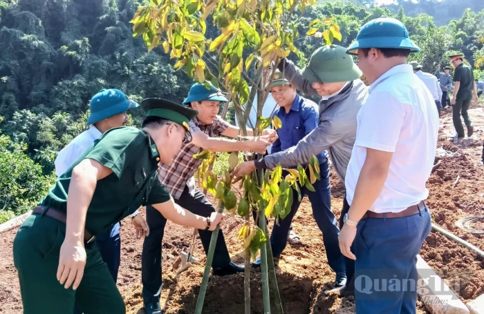 Thượng Trạch: Bàn giao nhà ở và trao tặng mô hình sinh kế cho hộ nghèo