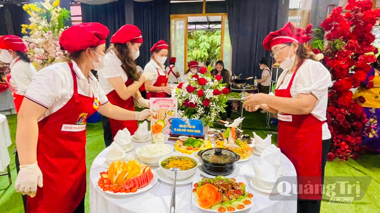 Các đội thi chuẩn bị món ăn tại hội thi “Bữa cơm gia đình – Gắn kết yêu thương” - Ảnh: B.N
 