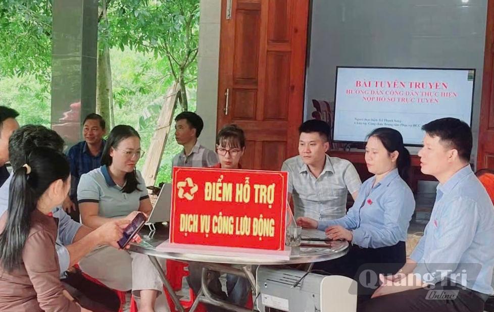 UBND xã Tuyên Bình tổ chức mô hình Dịch vụ công lưu động tại thôn Ngư Hóa - Ảnh: T.L