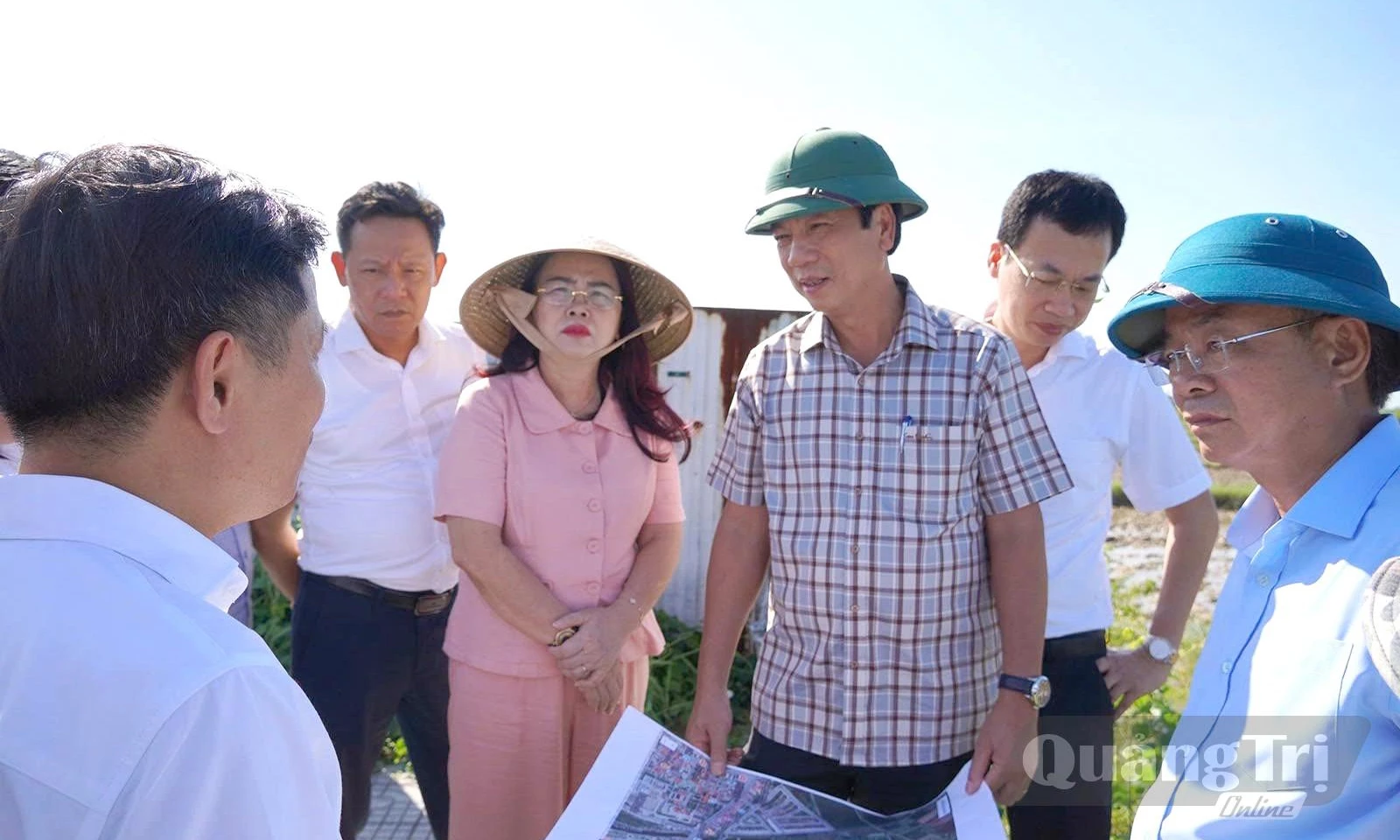 Đồng chí Hoàng Nam, Phó Chủ tịch Thường trực UBND tỉnh cùng đoàn công tác kiểm tra thực địa khu đất triển khai dự án tại phường Đồng Hới - Ảnh: H.L