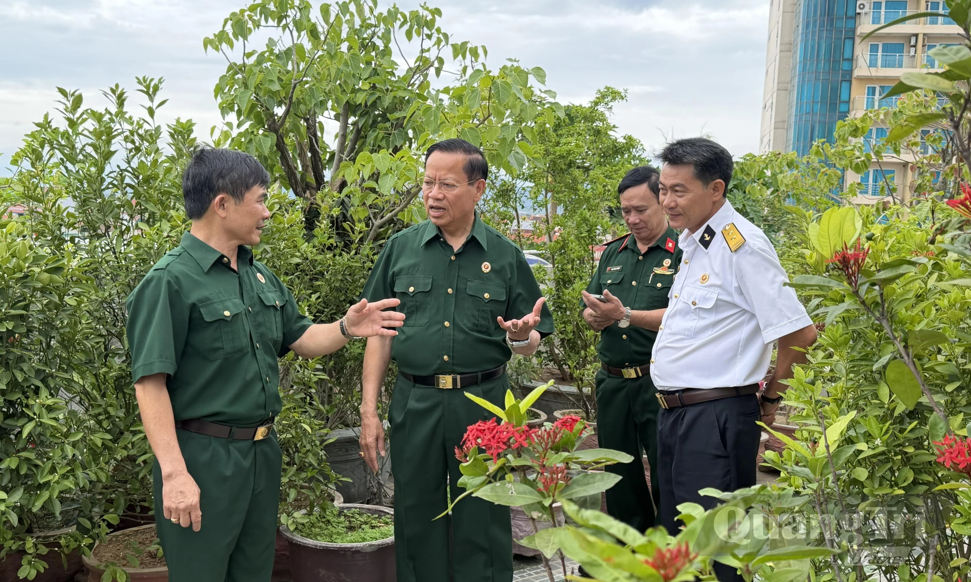 Cựu chiến binh Lê Xuân Tế sử dụng diện tích sân thượng công ty để trồng cây ăn quả, rau màu theo hướng hữu cơ - Ảnh: Nh.V