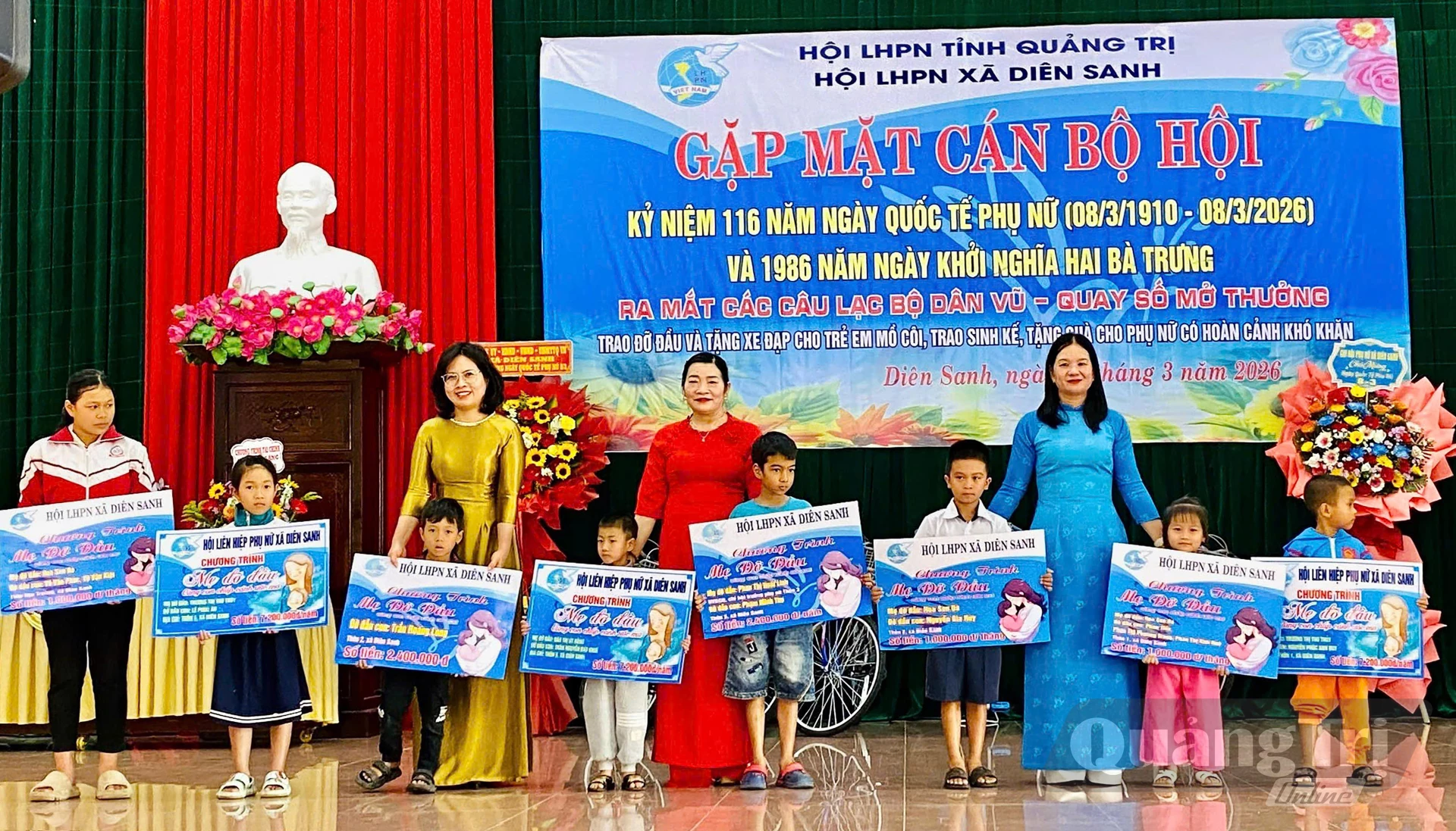 Chị Trương Thị Kim Anh (thứ 2 từ phải sang) trao đỡ đầu và tặng xe đạp cho các trẻ em có hoàn cảnh khó khăn trên địa bàn - Ảnh: NVCC