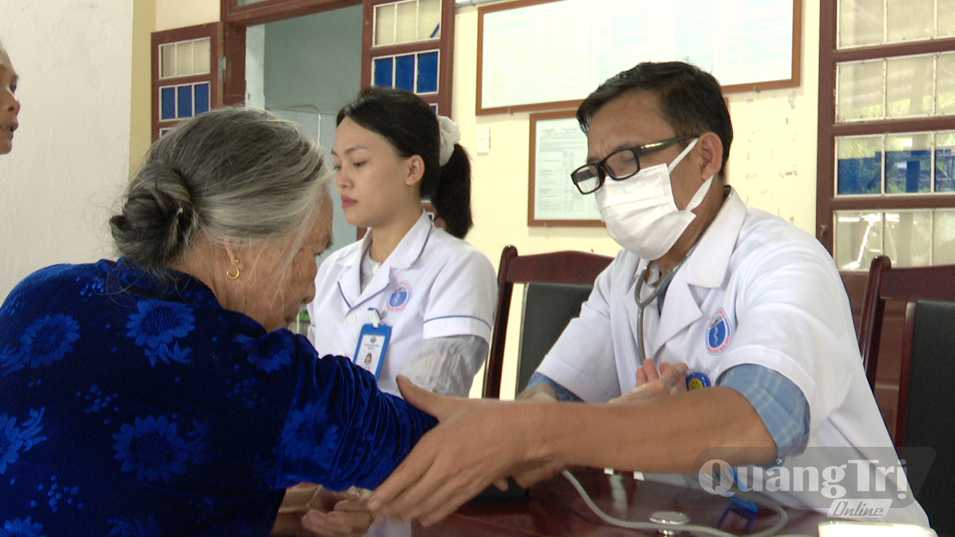  Bác sỹ  Võ Văn Uy khám bệnh cho người dân